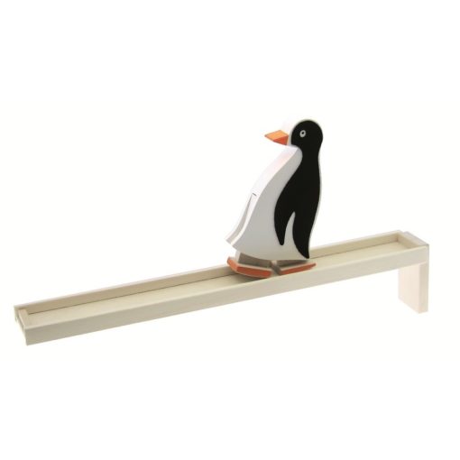 Pingouin en bois noir et blanc qui descend sur une rampe en bois naturel