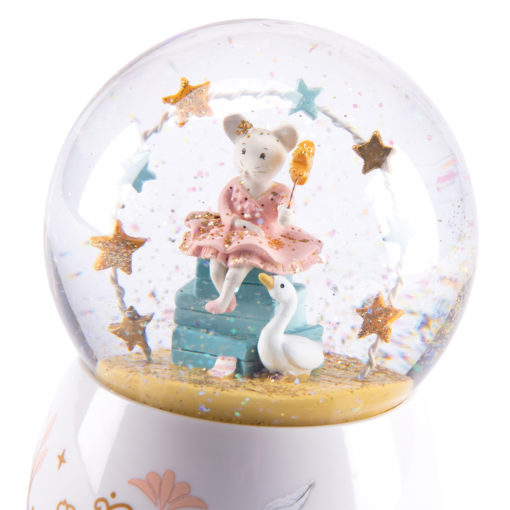 Boule à neige musicale collection "La petite école de danse" de Moulin roty. Une souris fait la fête avec son amie l'oie sous les paillettes holographiques.