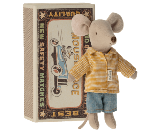 Petite souris grand frère Maileg avec sa boîte contenant un matelat, une couverture et un oreiller. Elle est habillée d'une chemise à carreaux et d'un bermuda en jean.