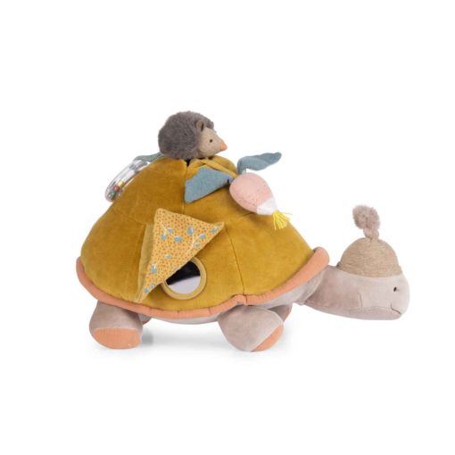 Peluche grande tortue d'activités de la collection "Trois petits lapins" de Moulin roty en tissus lange et velours. Elle cache sous sa carapace des sons et des textures différentes à découvrir