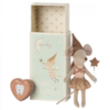 Petite souris fée des dents rose Maileg dans sa jolie boîte en carton accompagnée d'un petite boîte en forme de coeur pour conserver les dents de lait