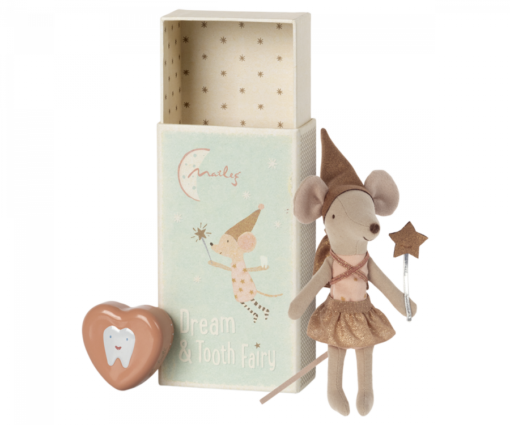 Petite souris fée des dents rose Maileg dans sa jolie boîte en carton accompagnée d'un petite boîte en forme de coeur pour conserver les dents de lait