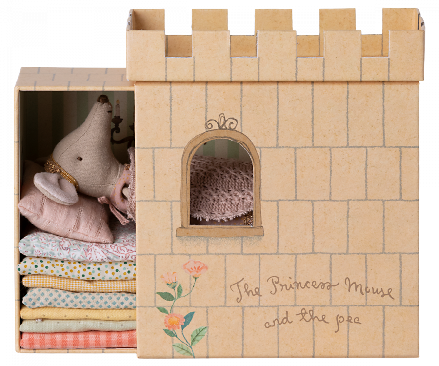 la princesse souris est couchée dans son château sur son tas de matelas